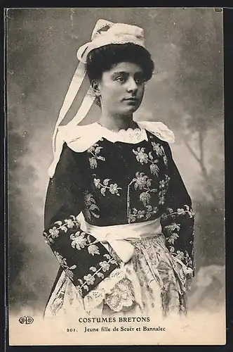 AK Costumes Bretons, Jeunne fille de Scaer et Bannalec