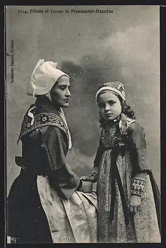 AK Fillette et Femme de Plougastel-Daoulas, in Tracht der Bretagne