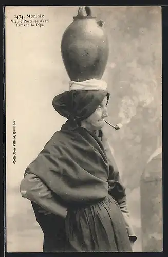 AK Morlaix, Vieille Porteuse d`eau fumant sa pipe, Betagte Wasserträgerin mit Pfeife