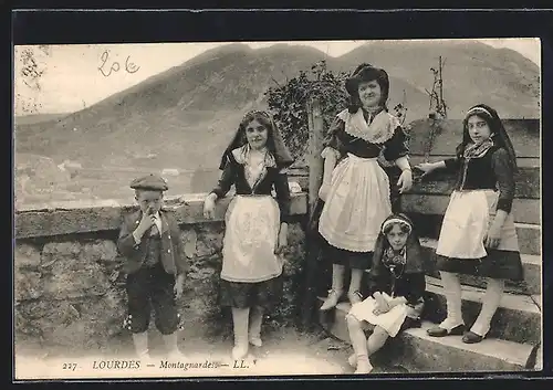 AK Pyrenäen / Pyrénées, Montagnards, Kinder in Tracht