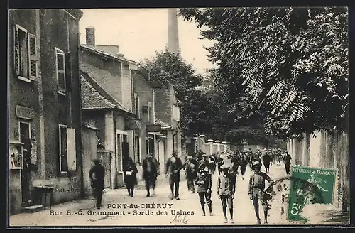 AK Pont-du-Chéruy, Rue E.-G. Grammert, Sortie des Usines