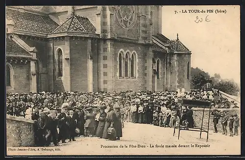 AK La Tour-du-Pin, Procession de la Fete-Dieu, La foule massée devant le Reposoir