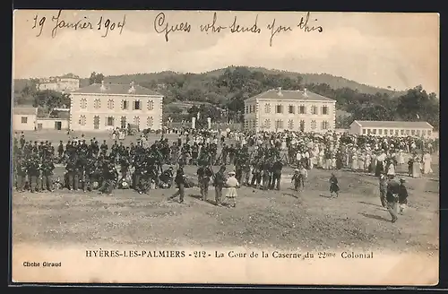 AK Hyères-les-Palmiers, La Cour de la Caserne du 22me Colonial