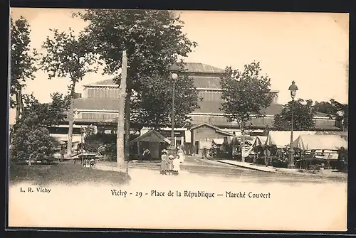 AK Vichy, Place de la Republique, Marche Couvert