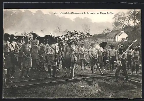 AK Placer St-Elie, Bergleute beim Morgenappell, Bahnschienen