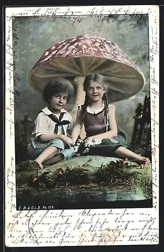 AK Kinder liegen unter einem grossen Pilz