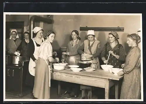Foto-AK Dienstmädchen in der Küche beim Backen