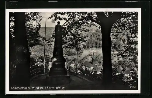 AK Wirsberg /Fichtelgebirge, Sommerfrische, Blick von altem Krieger-Denkmal über Kirche