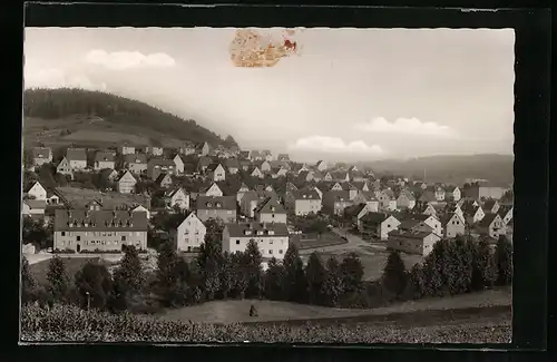 AK Mönchröden b. Coburg, Ortsansicht gegen wolkigen Himmel