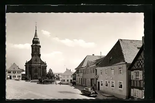 AK Burgkunstadt /Ofr., Strassenpartie vor Kirche, Auto vor Gaststätte Zum Rats-Stübl