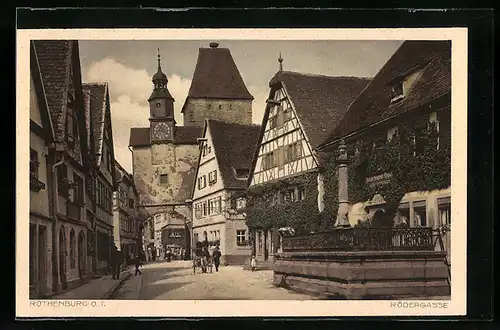 AK Rothenburg o. T., Rödergasse mit altem Stadttor und Fachwerkhaus