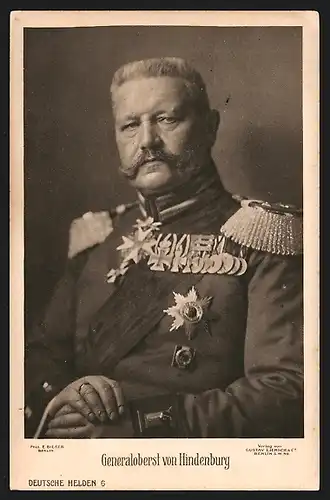 AK Generalfeldmarschall Paul von Hindenburg in Uniform mit Ordenspange