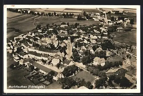 AK Marktleuthen (Fichtelgeb.), Ortsansicht, Fliegeraufnahme mit Kirche