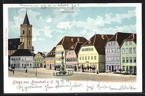 AK Neustadt a. S., Marktplatz mit Brunnen und Kirche