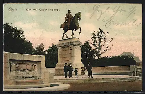 AK Cöln, Partie am Denkmal Kaiser Friedrich, drei Männer und zwei Kinder davor