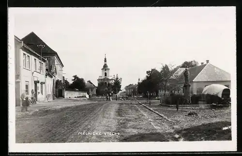 AK Melnické Vtelno, Ortspartie, Blick zur Kirche