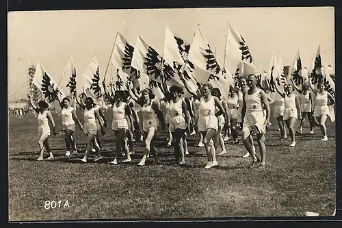 AK Turnerinnen mit Fahnen und ihrem Trainer beim Einmarsch