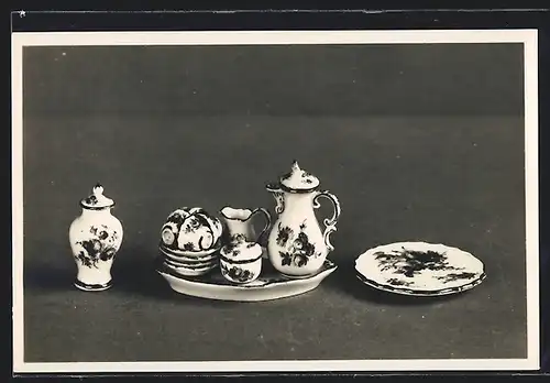 AK Einzelstücke in natürlichen Grössen des kleinsten Porzellan-Speise-, Kaffee- u. Waschservice der Welt