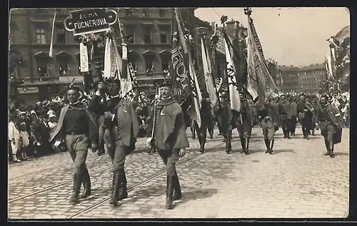 AK Sokol, Zupa Fucnerova, Sportler mit Flaggen beim Einzug