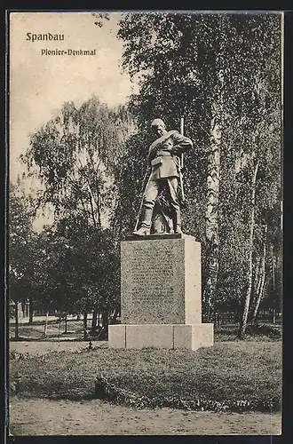 AK Berlin-Spandau, am Pionier-Denkmal