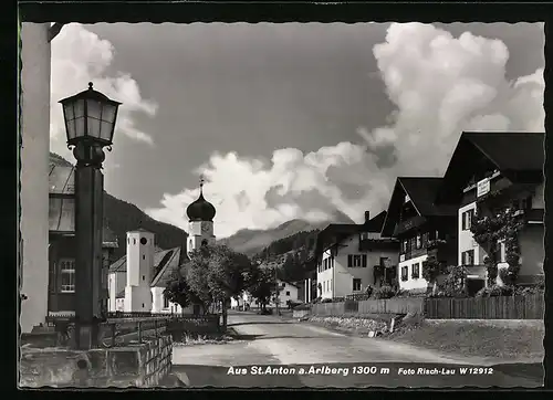 AK Sankt Anton am Arlberg, Strassenpartie mit Blick zur Kirche