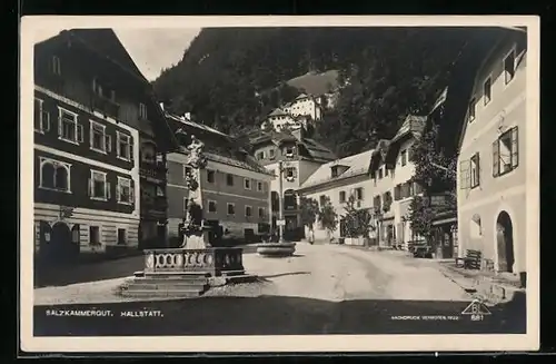 AK Hallstatt, Strassenpartie mit Säulendenkmal
