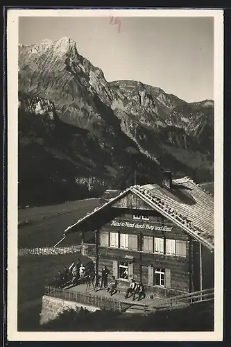 AK Naturfreundehütte Kienthal, Besucher auf der Aussichtsterrasse