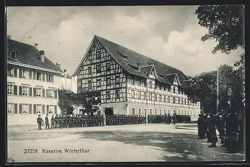 AK Winterthur, Kaserne mit Soldatenaufstellung und Publikum