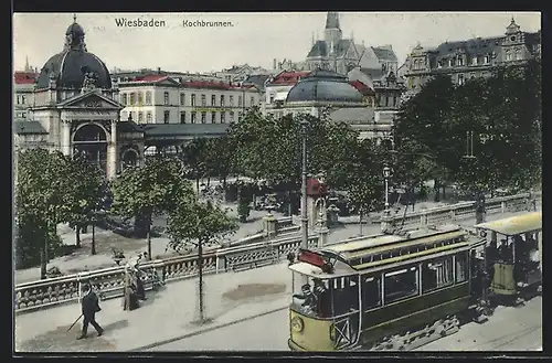 AK Wiesbaden, Strassenpartie mit Kochbrunnen und Strassenbahn aus der Vogelschau