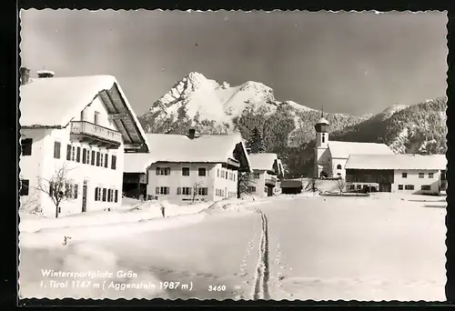 AK Grän in Tirol, Strassenpartie mit Blick zur Kirche im Winter