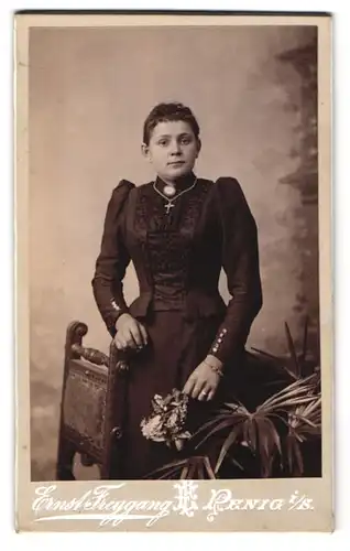 Fotografie Ernst Freygang, Penig i. S., Junge elegante Dame mit Kreuzkette