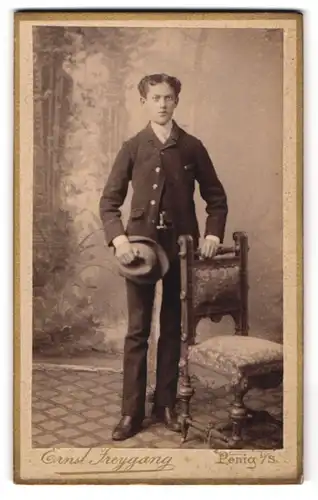 Fotografie Ernst Freygang, Penig i. S., Brückenstrasse, Junger Her im Anzug mit Krawatte