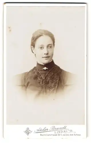 Fotografie Chr. Brandt, Lindau i. B., Maximilianstr. 53 C, Junge Dame im Kleid mit Kragenbrosche