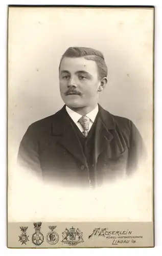 Fotografie A. Eckerlein, Lindau i. B., Paradiesplatz, Junger Herr im Anzug mit Krawatte