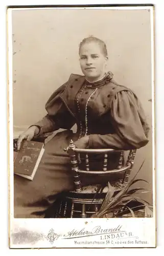 Fotografie Chr. Brandt, Lindau i. B., Maximilianstr. 53 C, Junge Dame im Kleid mit Puffärmeln