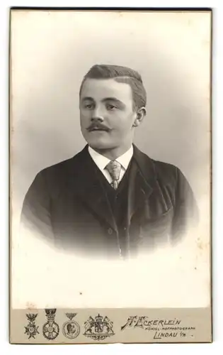 Fotografie A. Eckerlein, Lindau i. B., Paradiesplatz, Junger Herr im Anzug mit Krawatte