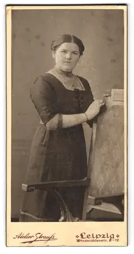 Fotografie Atelier Strauss, Leipzig-Weisser Hirsch, Windmühlenstr. 8-12, Junge Dame im hübschen Kleid