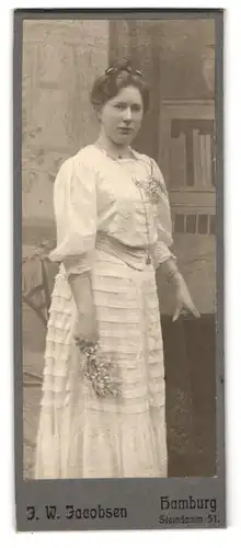 Fotografie J. W. Jacobsen, Hamburg, Steindamm 51, Junge Dame in weisser Kleidung