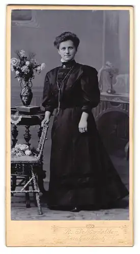 Fotografie R. Schönfelder, Reichenbach i. V., Junge Dame im eleganten Kleid