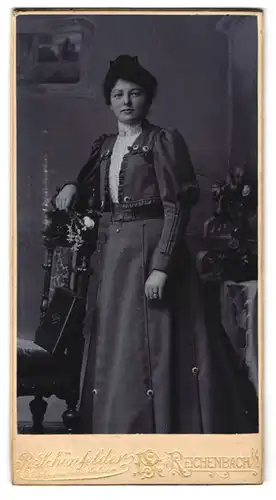 Fotografie R. Schönfelder, Reichenbach i. V., Junge Dame in zeitgenössischer Kleidung