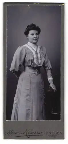 Fotografie Herm. Krausse, Treuen i. Vogtl., Junge Dame im hübschen Kleid