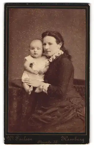 Fotografie W. Paulsen, Hamburg, Steinstr. 58, Bürgerliche Dame mit einem Kleinkind