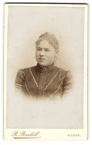 Fotografie R. Przibill, Altona, Reichenstr. 18, Junge Dame mit zurückgebundenem Haar