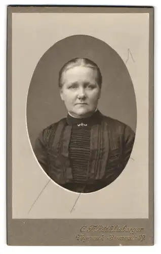 Fotografie C. F. Röthlisberger, Vegesack, Bremerstr. 39, Bürgerliche Dame mit zurückgebundenem Haar