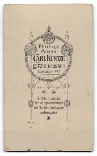 Fotografie Carl Kuntze, Leipzig-Neustadt, Eisenbahnstr. 47, Süsses Kleinkind in hübscher Kleidung