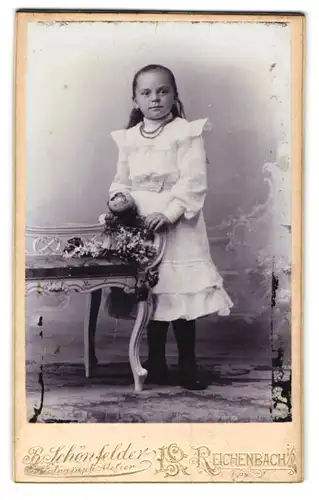 Fotografie R. Schönfelder, Reichenbach i. V., Zwickauerstr. 42, Kleines Mädchen im weissen Kleid