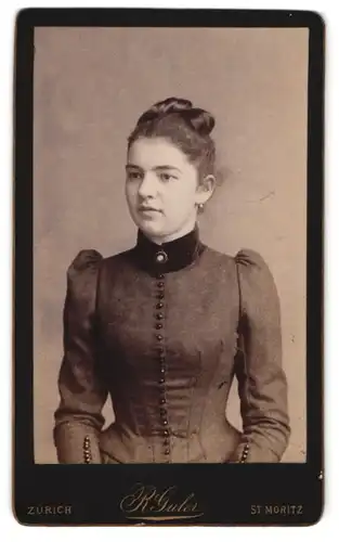 Fotografie R. Guler, Zürich, Junge Dame in zeitgenössischer Kleidung