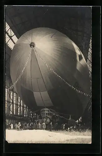 Foto-AK Luftschiff Graf Zeppelin in der Halle