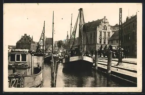 AK Wismar, Hafenpartie mit angelegten Booten