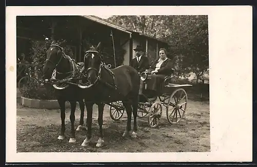Foto-AK Paar in einer Kutsche, 1928